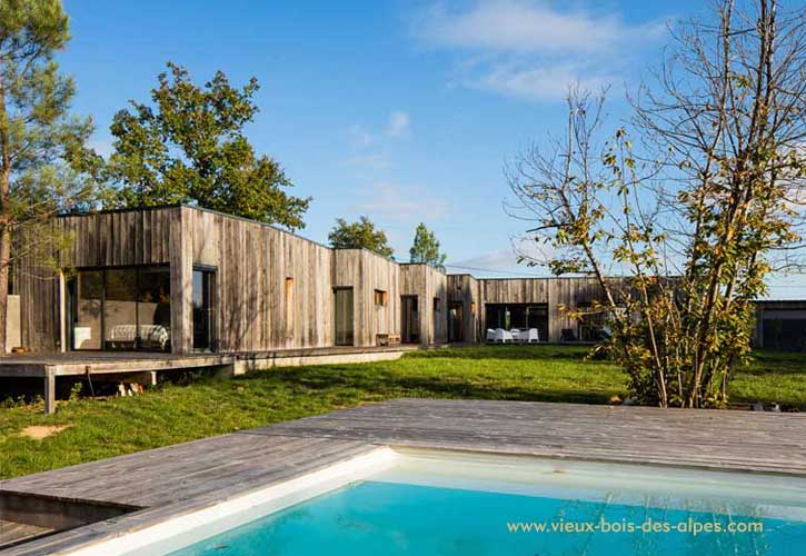 Maison de type contemporain bardage vieux bois gris brut pin sapin