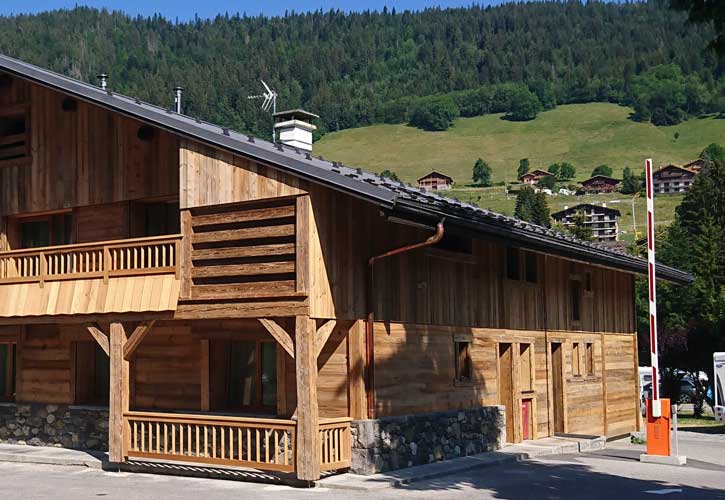 Bardage extérieur vieux bois brun rainure languette Bardage extérieur vieux bois brun rainure languette réalisation vieux bois des Alpes La Clusaz Haute Savoie