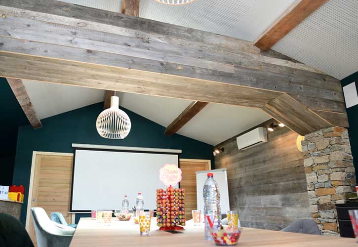 Bardage vieux bois brut gris murs et poutres Bardage vieux bois brut gris maison moderne et contemporaine Bardage vieux bois brut gris murs et poutres