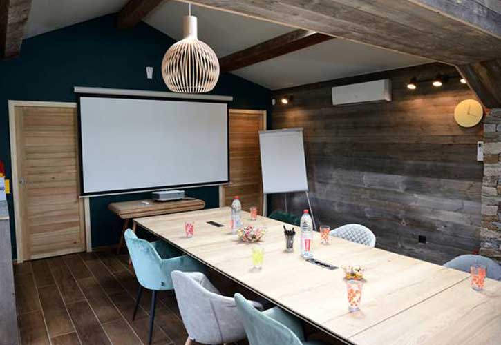 Bardage vieux bois brut gris murs et poutres Bardage vieux bois brut gris murs et poutres décoration intérieur design moderne mélange pierres et bois