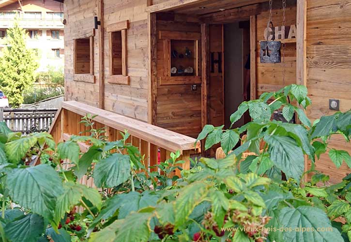 Bardage extérieur vieux bois brun rainure languette Bardage extérieur vieux bois brun rainure languette réalisation vieux bois des Alpes La Clusaz Haute Savoie