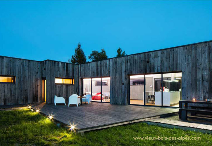 Maison de type contemporain bardage vieux bois gris brut pin sapin