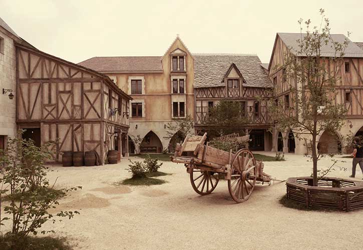Fournisseur de vieux bois pour la réalisation du Puy du Fou